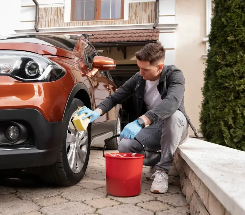Lavage auto à domicile Grisy-Suisnes : professionnel intervenant sur un véhicule